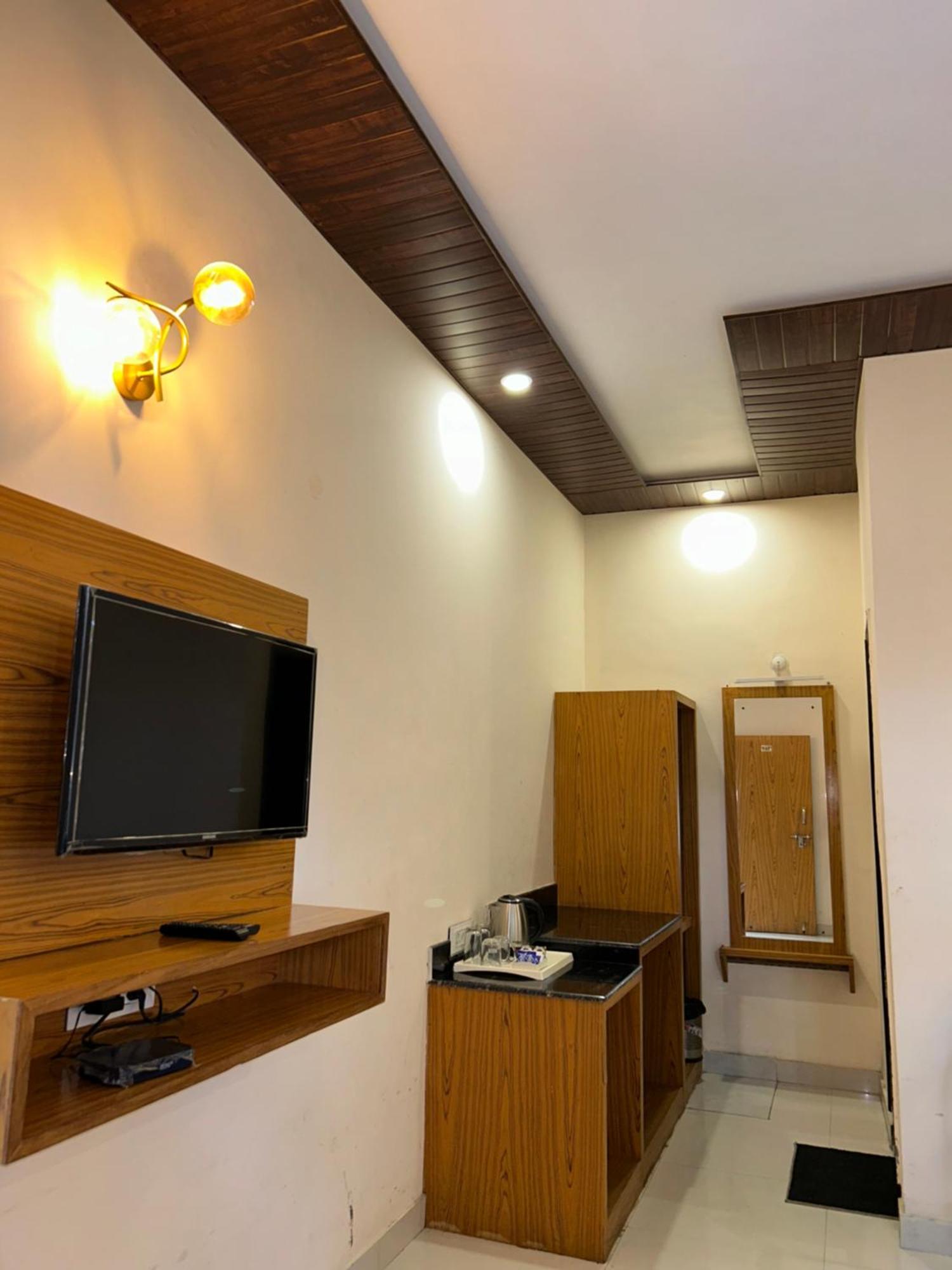 Hotel Maya Regency Bhīm Tāl Eksteriør bilde